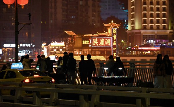 中博策略 重庆通报洪崖洞拍照事件违规揽客行为属实 游客称收到红衣女子书面道歉